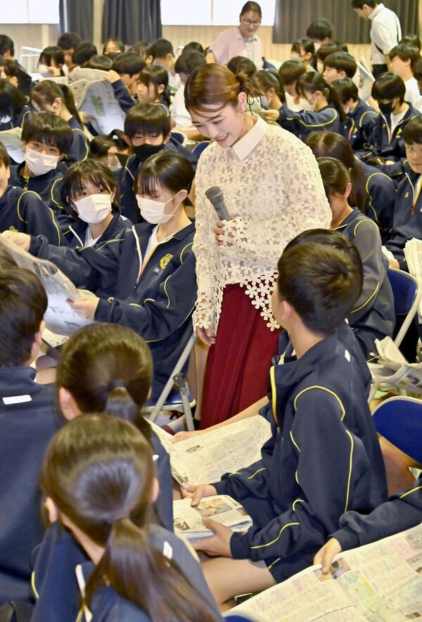 気になる記事を探す生徒と交流する井上咲楽さん＝12日、宇都宮市平出町、永嶌理絵撮影