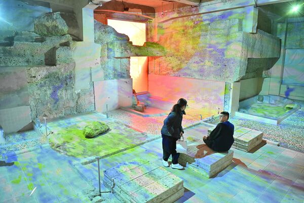 大浴場や大谷石を活用したアートスペース＝５日午後２時35分、宇都宮市大谷町、磯真奈美撮影