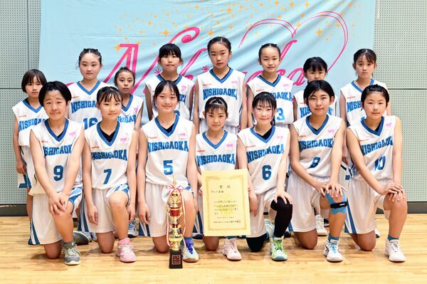 女子Ｂブロック優勝の西が岡