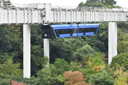　森の上を滑空するように走る千葉モノレール