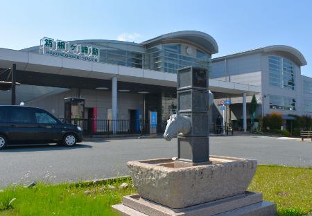 延伸で連絡する予定のJR八高線箱根ケ崎駅。青梅街道と日光街道が交わる宿場町だったことにちなみ、馬の水飲み場をイメージしたモニュメントがある
