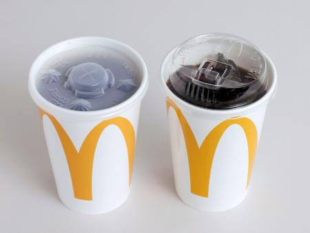 　日本マクドナルドが導入するストローを使わずに飲める新型のふた（右）。左は旧来型のふた