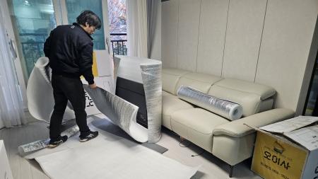 　マンションへの引っ越しに向け、退去準備が進む筆者旧居のビラ内部＝１１月２４日