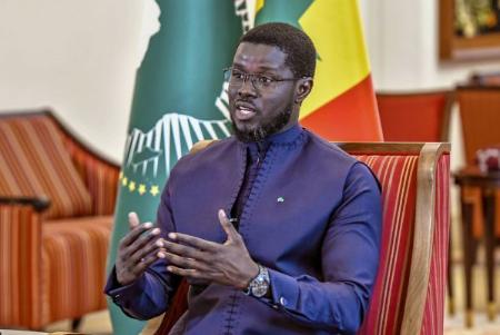 セネガル・ダカールでインタビューに応じるジョマイ・ファイ大統領＝１４日（中野智明氏撮影・共同）