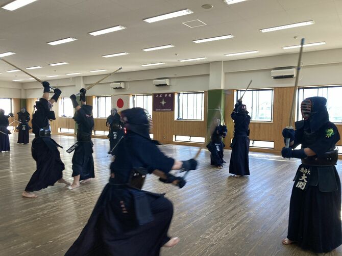 全国から選手が集まります。遠方からの選手は学校併設の寮で共同生活をしています