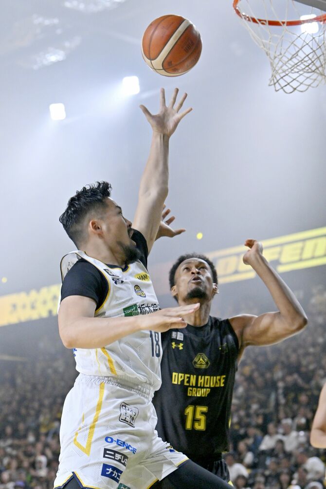第１クオーター７分、ブレックスの鵤（左）がシュートを決める＝オープンハウスアリーナ太田、広瀬華撮影