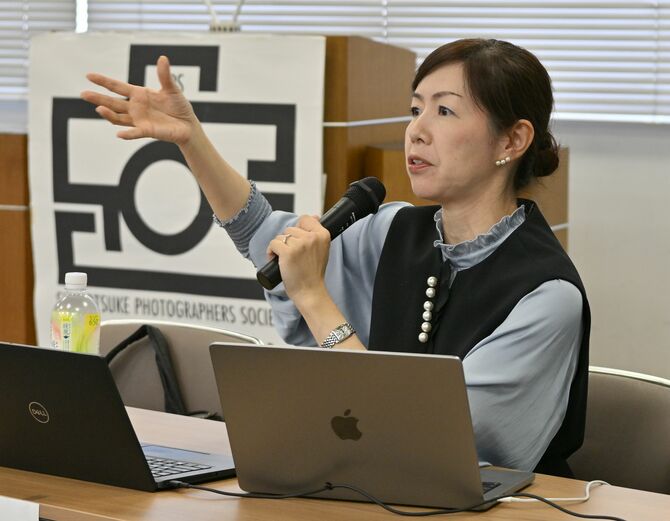 講演した喜多さん＝20日午後、下野新聞社本社