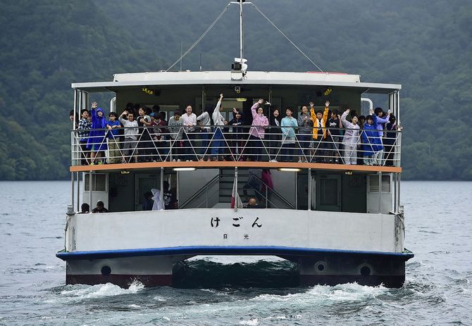 中禅寺湖を周遊する遊覧船が桟橋を離れた。「行ってきまーす」。しばらくの間、子どもたちの歓声と手を振る姿が