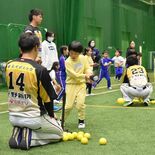 作新幼稚園で野球体験教室　栃木ＧＢ選手が基本動作教える