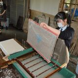 烏山高３年生　和紙すきに集中　自らの卒業証書に活用