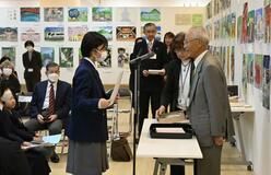 小中学生の絵画 入選作７４点展示
