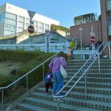 庁舎までの急階段「きつい」市民苦情、小山市が駐車場整備を前倒し