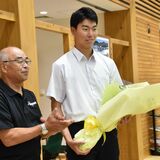 慶応高・鈴木、甲子園優勝を報告　地元・那珂川町に凱旋　４試合登板の背番号10