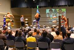 レスラーの大技 市民らが釘付け