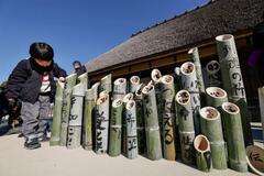 震災31年、神戸で竹灯籠作り