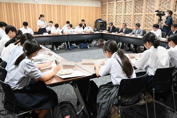 広島派遣へ抱負を述べる中学生たち
