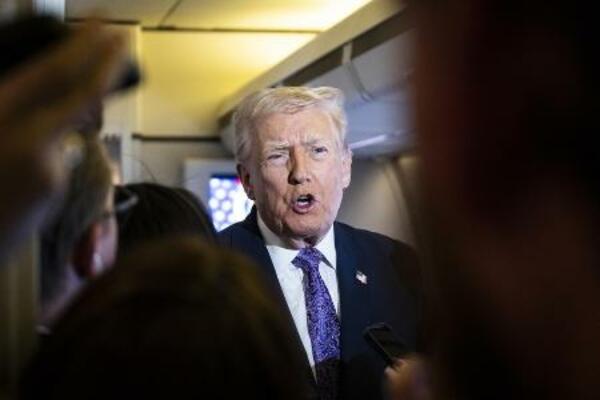 大統領専用機で記者団の取材に応じるトランプ米大統領=11月30日(ゲッティ=共同)