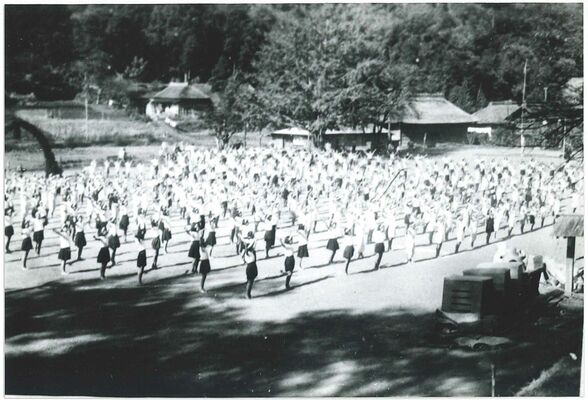 1965年ごろの千本小と須藤中の合同運動会。現在４校の小学校は最大で18校あった（ふみの森もてぎ提供）