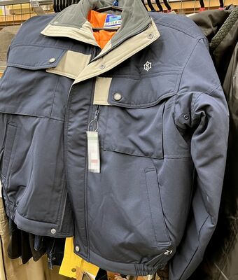 リサイクル店で売られていた市章入り防寒着＝２月下旬、宇都宮市内（画像は一部加工しています）