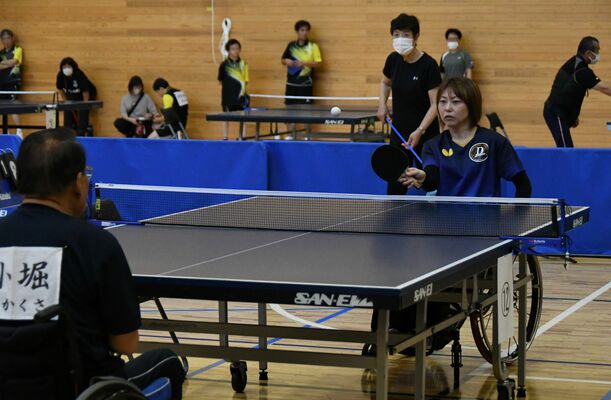 熱戦を繰り広げる選手たち＝２日午後、宇都宮市内