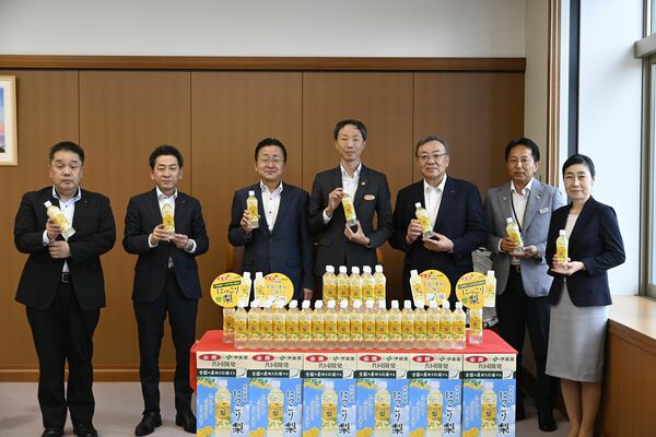 「栃木県産にっこり梨」の発売を報告した平岡執行役員（左から３人目）ら＝30日午後、県庁
