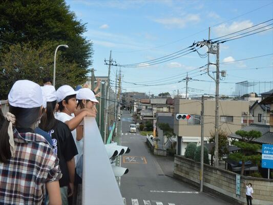 再開通した「御幸が原小学校前歩道橋」を渡る児童たち