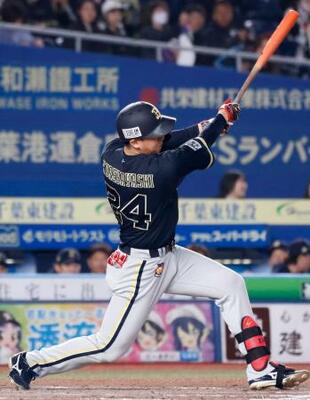 　５回オリックス無死一、三塁、紅林が左中間に勝ち越し３ランを放つ＝ＺＯＺＯマリン