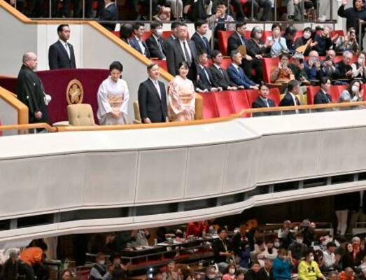 　大相撲初場所の観戦のため東京・両国国技館を訪問された天皇、皇后両陛下と愛子さま＝１８日午後