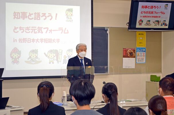 学生たちと意見を交わした福田知事＝８日午後、佐野市高萩町