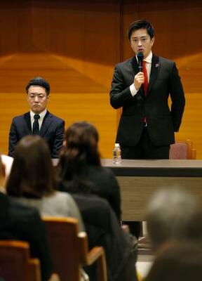 所属地方議員らを集めた緊急会議であいさつする日本維新の会代表の吉村洋文大阪府知事。左は副代表の横山英幸大阪市長=15日午後、大阪市中央区