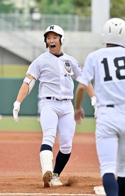 １回、先頭打者安打で出塁し、雄たけびを上げる佐野日大の井上＝等々力球場、磯真奈美撮影