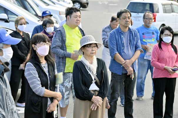 候補者の街頭演説に聞き入る有権者たち＝20日午後２時５分、鹿沼市東町１丁目、森田大地撮影