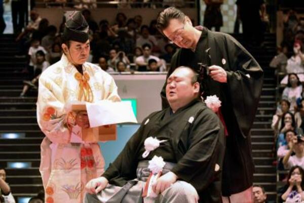 　断髪式で先代師匠の宮城野親方（右）から大銀杏に最後のはさみを入れられた元関脇宝富士の桐山親方＝３１日、両国国技館