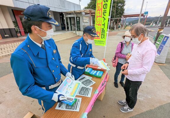 最高速度120キロへの引き上げを周知し、安全運転を呼びかける県警高速隊員＝12日午前10時半、東北自動車道佐野サービスエリア上り線