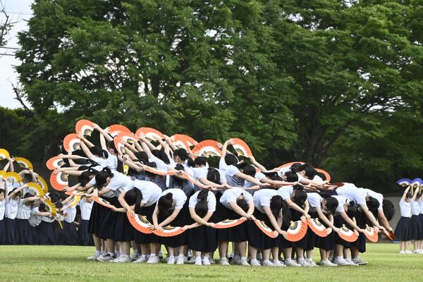 見せ場の「花」と「波」を披露する生徒