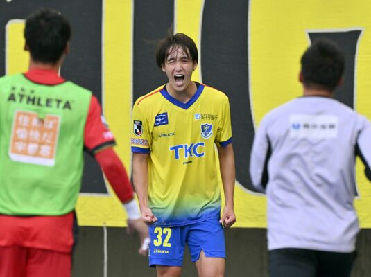 後半33分、先制ゴールを決めた栃木ＳＣのＦＷ太田（中央）が雄叫びを上げる＝カンセキスタジアムとちぎ、広瀬華撮影