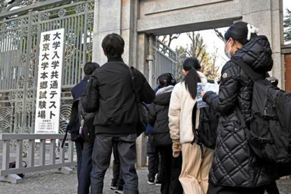　大学入学共通テストの会場に向かう受験生＝１７日午前、東京都文京区の東大