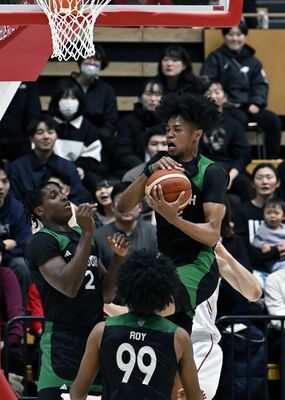 第2クオーター、白鴎大のウィリアムス(右)がディフェンスリバウンドを奪う