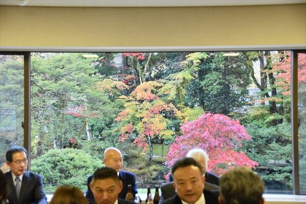 紫雲閣から見える逍遥園の紅葉