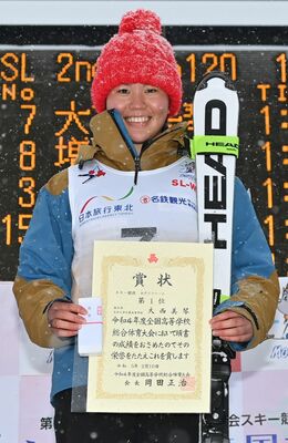 表彰台の中央で笑顔を見せる足利大付の大西