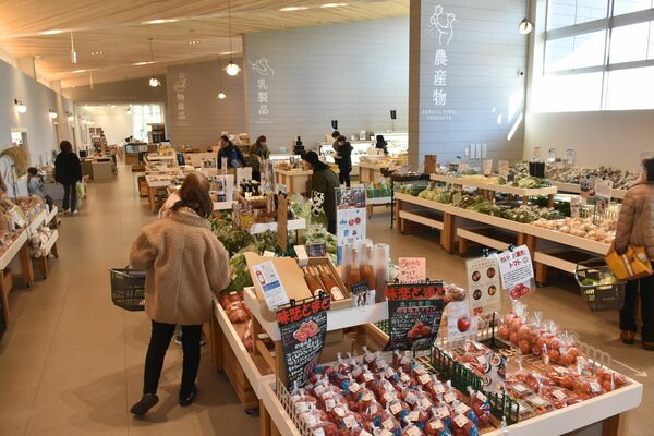 買い物客でにぎわう明治の森マーケット