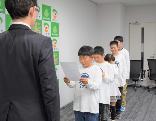 坂村市長に思いを伝えるメンバーたち