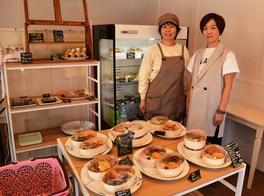店を営む西村さん（右）とスタッフ