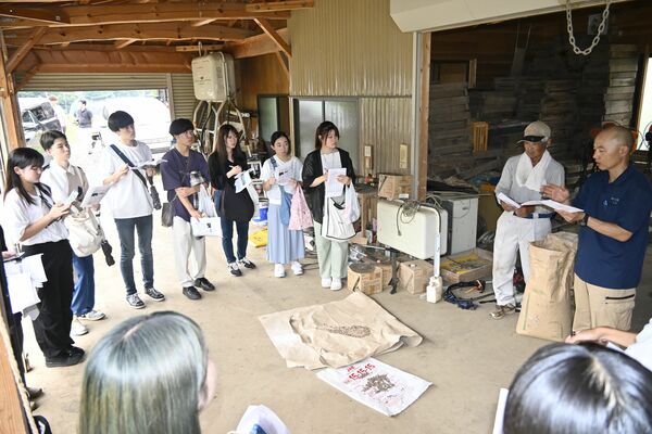 ハトムギ生産者ら（右端）の話を聞く学生たち