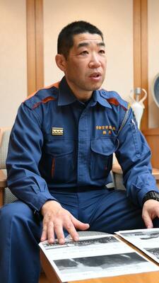 山林火災現場での活動を振り返る第１次隊の鶴見大隊長＝１２日午前、宇都宮市役所