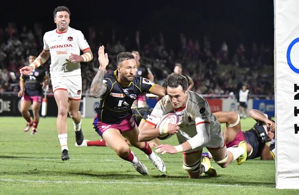 後半５分、ヒートのロック、モスタート（右）がトライを奪う＝三重交通Ｇスポーツの杜鈴鹿サッカー・ラグビー場、鈴木航撮影