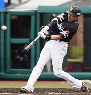 　３回ソフトバンク１死一塁、柳田が右中間に先制の２ランを放つ＝楽天モバイルパーク