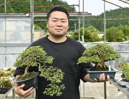 万博出展作品を手にする和気さん。左が「小太郎」、右が「星の輝」＝２日午後、矢板市倉掛