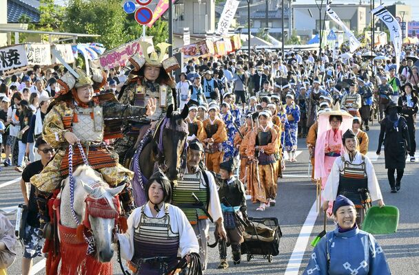 勇壮に練り歩く森三中の大島さん（左）や子どもたち＝２日午後５時15分、大田原市住吉町１丁目