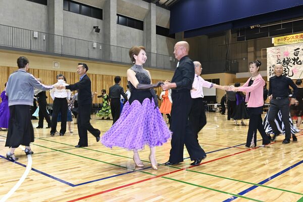 思い思いに社交ダンスを楽しむ愛好者ら